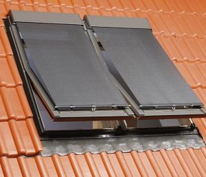 FAKRO AMZ Manual Mansarda rulou exterior