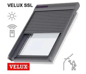 Roletă exterioară cu motor solar VELUX SSL montată pe fereastră de mansardă, asigurând umbrire și protecție termică.